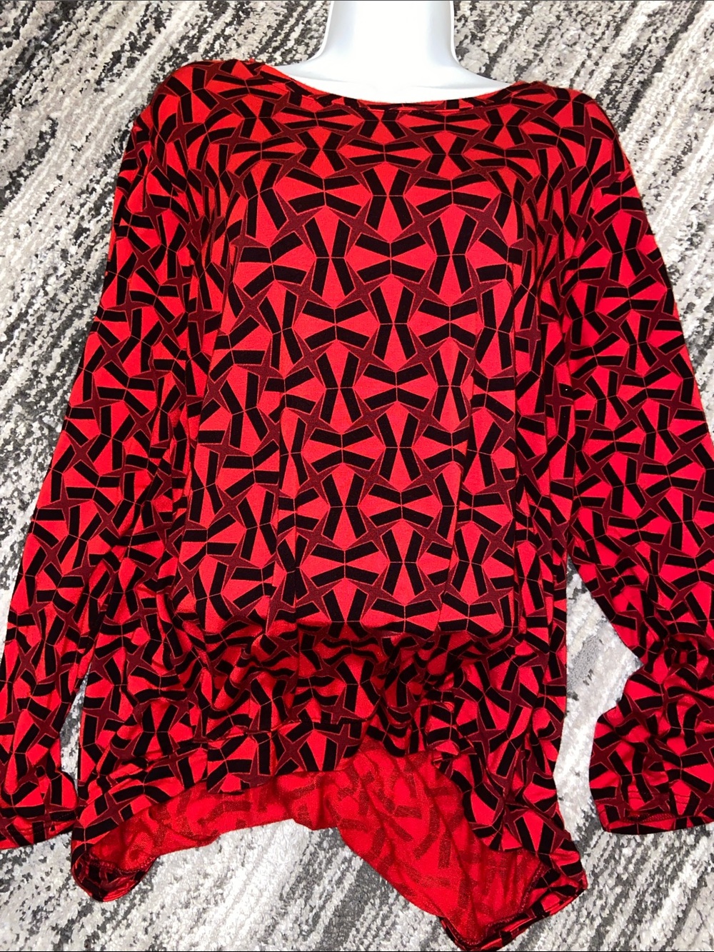 Liz Claiborne size XXL red and black long sleeve top
